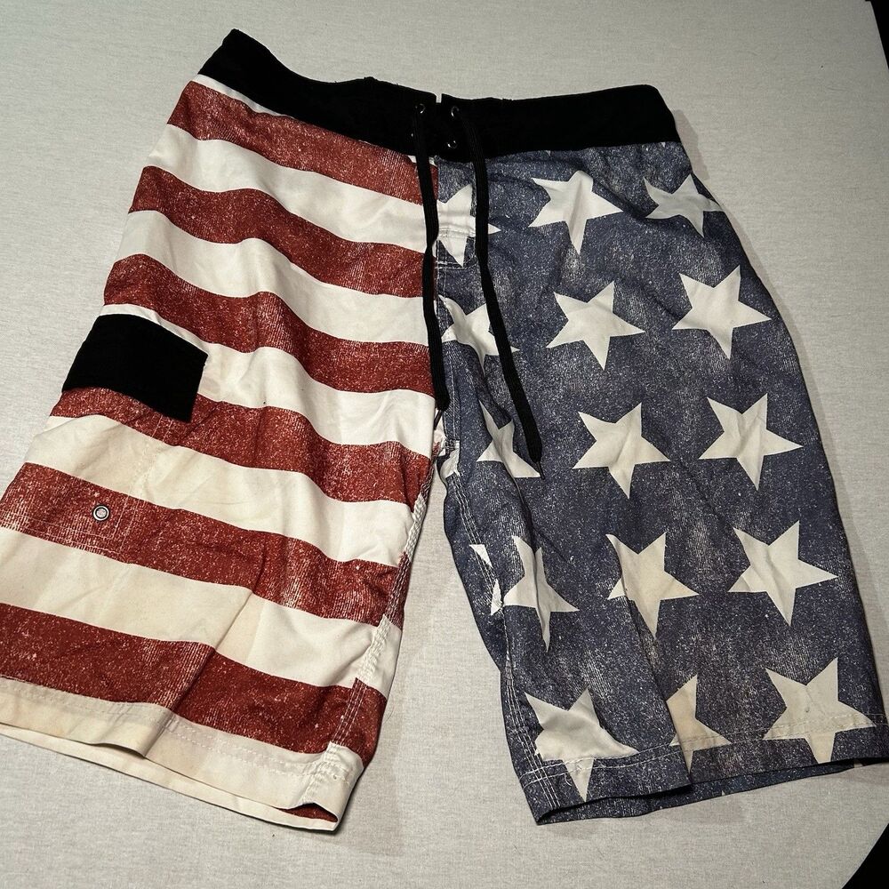 American flag board shorts men's size L feature a vintage design